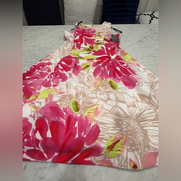 NWT, Women’s Vince Camuto, Floral Dress, Size 2 - Picture 3 of 13